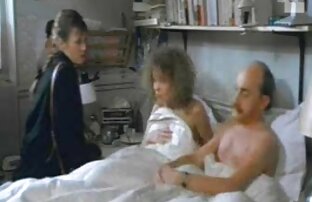 Moskowiter kneten die reife nackte geile frauen Vagina vor dem Erscheinen seiner Freundin